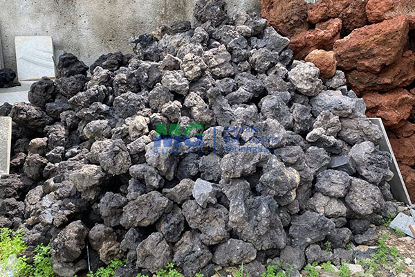 batu apung hitam besar