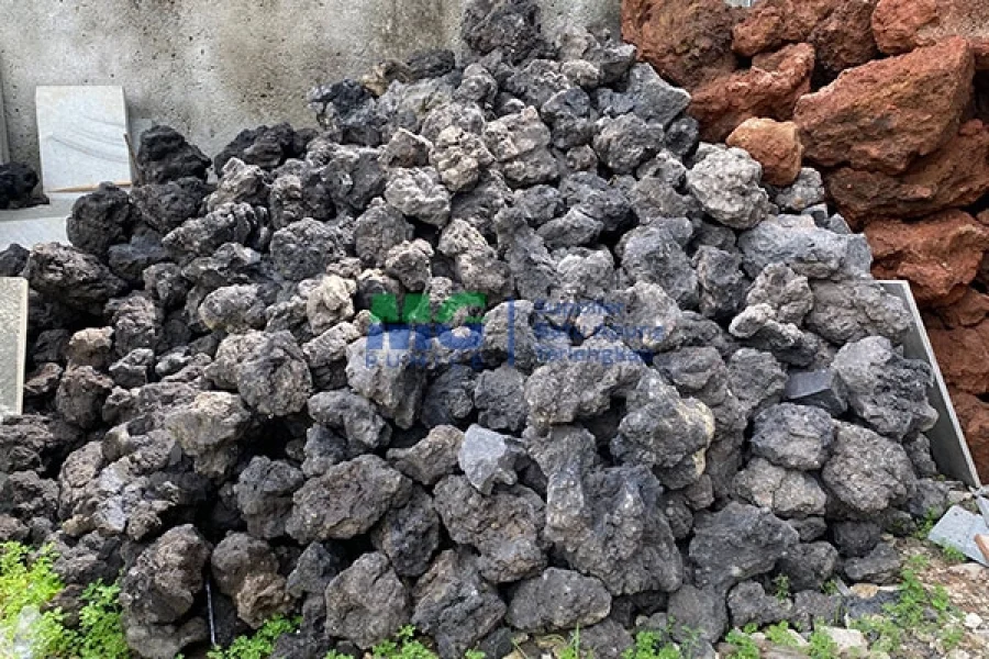 batu apung hitam besar